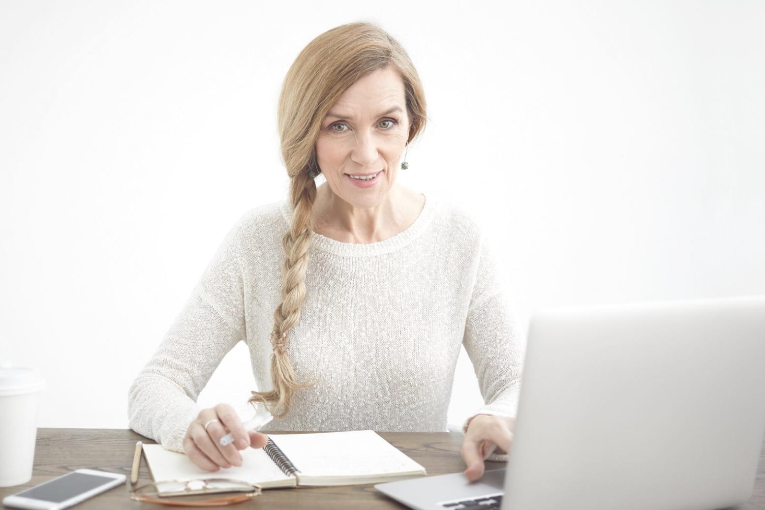 Analyse de données financières sur écran d'ordinateur