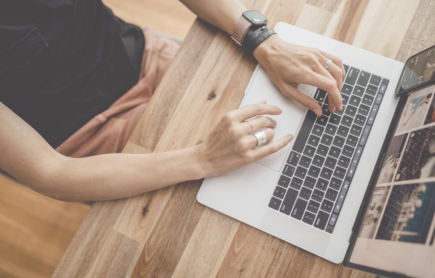 Experts travaillant sur des modèles de prévision financière